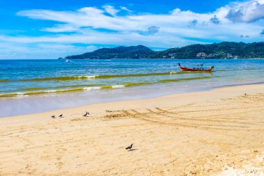 Kathu Bölgesi Phuket Eyaleti Tayland 13. Ekim 2025, Patong Sahili Phuket Adası Tayland Phuket Adası 'ndaki açık mavi turkuaz su ve deniz manzaralı sahilde uzun kuyruklu tekneler..
