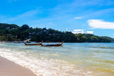 Kathu Bölgesi Phuket Eyaleti Tayland 13. Ekim 2025, Patong Sahili Phuket Adası Tayland Phuket Adası 'ndaki açık mavi turkuaz su ve deniz manzaralı sahilde uzun kuyruklu tekneler..