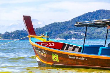 Kathu Bölgesi Phuket Eyaleti Tayland 13. Ekim 2025, Patong Sahili Phuket Adası Tayland Phuket Adası 'ndaki açık mavi turkuaz su ve deniz manzaralı sahilde uzun kuyruklu tekneler..