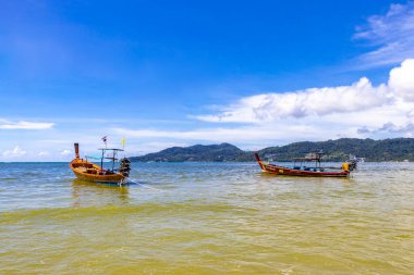 Kathu Bölgesi Phuket Eyaleti Tayland 13. Ekim 2025, Patong Sahili Phuket Adası Tayland Phuket Adası 'ndaki açık mavi turkuaz su ve deniz manzaralı sahilde uzun kuyruklu tekneler..