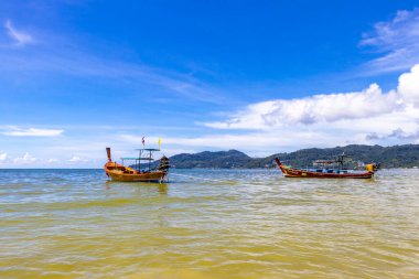 Kathu Bölgesi Phuket Eyaleti Tayland 13. Ekim 2025, Patong Sahili Phuket Adası Tayland Phuket Adası 'ndaki açık mavi turkuaz su ve deniz manzaralı sahilde uzun kuyruklu tekneler..