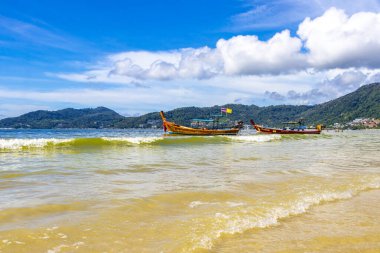 Kathu Bölgesi Phuket Eyaleti Tayland 13. Ekim 2025, Patong Sahili Phuket Adası Tayland Phuket Adası 'ndaki açık mavi turkuaz su ve deniz manzaralı sahilde uzun kuyruklu tekneler..