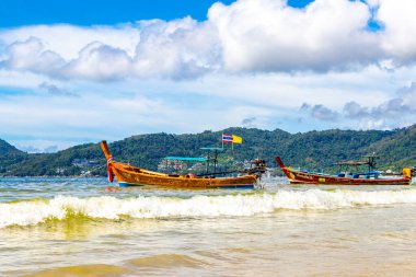Kathu Bölgesi Phuket Eyaleti Tayland 13. Ekim 2025, Patong Sahili Phuket Adası Tayland Phuket Adası 'ndaki açık mavi turkuaz su ve deniz manzaralı sahilde uzun kuyruklu tekneler..