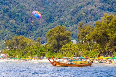 Kathu Bölgesi Phuket Eyaleti Tayland 13. Ekim 2025, Patong Sahili Phuket Adası Tayland Phuket Adası 'ndaki açık mavi turkuaz su ve deniz manzaralı sahilde uzun kuyruklu tekneler..