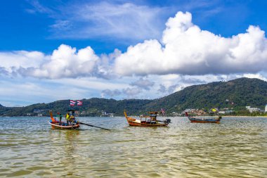 Kathu Bölgesi Phuket Eyaleti Tayland 13. Ekim 2025, Patong Sahili Phuket Adası Tayland Phuket Adası 'ndaki açık mavi turkuaz su ve deniz manzaralı sahilde uzun kuyruklu tekneler..
