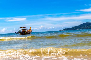 Kathu Bölgesi Phuket Eyaleti Tayland 13. Ekim 2025, Patong Sahili Phuket Adası Tayland Phuket Adası 'ndaki açık mavi turkuaz su ve deniz manzaralı sahilde uzun kuyruklu tekneler..