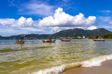 Kathu Bölgesi Phuket Eyaleti Tayland 13. Ekim 2025, Patong Sahili Phuket Adası Tayland Phuket Adası 'ndaki açık mavi turkuaz su ve deniz manzaralı sahilde uzun kuyruklu tekneler..