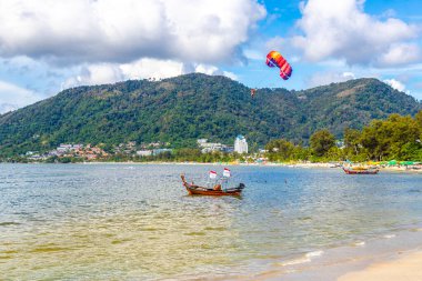 Kathu Bölgesi Phuket Eyaleti Tayland 13. Ekim 2025, Patong Sahili Phuket Adası Tayland Phuket Adası 'ndaki açık mavi turkuaz su ve deniz manzaralı sahilde uzun kuyruklu tekneler..