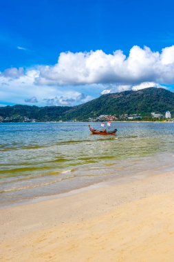 Kathu Bölgesi Phuket Eyaleti Tayland 13. Ekim 2025, Patong Sahili Phuket Adası Tayland Phuket Adası 'ndaki açık mavi turkuaz su ve deniz manzaralı sahilde uzun kuyruklu tekneler..