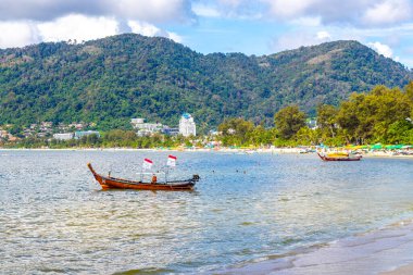 Kathu Bölgesi Phuket Eyaleti Tayland 13. Ekim 2025, Patong Sahili Phuket Adası Tayland Phuket Adası 'ndaki açık mavi turkuaz su ve deniz manzaralı sahilde uzun kuyruklu tekneler..