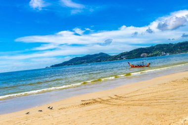 Kathu Bölgesi Phuket Eyaleti Tayland 13. Ekim 2025, Patong Sahili Phuket Adası Tayland Phuket Adası 'ndaki açık mavi turkuaz su ve deniz manzaralı sahilde uzun kuyruklu tekneler..