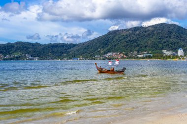 Kathu Bölgesi Phuket Eyaleti Tayland 13. Ekim 2025, Patong Sahili Phuket Adası Tayland Phuket Adası 'ndaki açık mavi turkuaz su ve deniz manzaralı sahilde uzun kuyruklu tekneler..