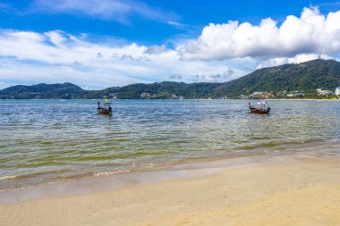 Kathu Bölgesi Phuket Eyaleti Tayland 13. Ekim 2025, Patong Sahili Phuket Adası Tayland Phuket Adası 'ndaki açık mavi turkuaz su ve deniz manzaralı sahilde uzun kuyruklu tekneler..