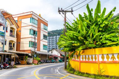 Kathu Phuket Tayland 08. Ekim 2025 Güneydoğu Asya 'da Patong Sahili' nde evleri olan yerel sokak yolu Kathu Bölgesi Phuket Adası Eyaleti Güney Tayland.