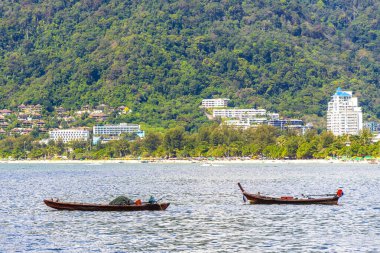 Kathu Bölgesi Phuket Eyaleti Tayland 13. Ekim 2025, Patong Sahili Phuket Adası Tayland Phuket Adası 'ndaki açık mavi turkuaz su ve deniz manzaralı sahilde uzun kuyruklu tekneler..