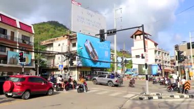 Kathu Phuket Tayland 08. Ekim 2025 İnsanların arabalarıyla ünlü turist caddesi. Palmiye ağaçları. Patong Sahili Phuket Adası Tayland 'daki barlar ve restoranlar..