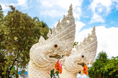 Beyaz ve altın Tayland tapınağı şehir tapınağı Buda Naga ejderhaları heykel heykeli Patong Sahili Tayland heykeli.