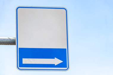 Tahliye güzergahı sörf tahtası ve ok plajı tabelaları Güneydoğu Asya 'daki Patong Sahili Kathu Phuket Adası Güney Tayland' da.