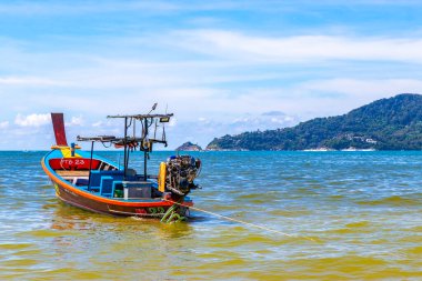 Kathu Bölgesi Phuket Eyaleti Tayland 13. Ekim 2025, Patong Sahili Phuket Adası Tayland Phuket Adası 'ndaki açık mavi turkuaz su ve deniz manzaralı sahilde uzun kuyruklu tekneler..