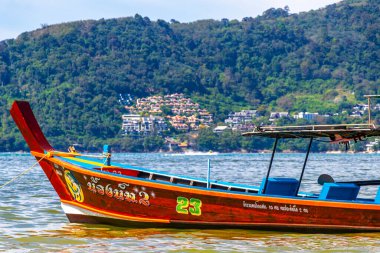 Kathu Bölgesi Phuket Eyaleti Tayland 13. Ekim 2025, Patong Sahili Phuket Adası Tayland Phuket Adası 'ndaki açık mavi turkuaz su ve deniz manzaralı sahilde uzun kuyruklu tekneler..