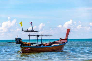 Kathu Bölgesi Phuket Eyaleti Tayland 13. Ekim 2025, Patong Sahili Phuket Adası Tayland Phuket Adası 'ndaki açık mavi turkuaz su ve deniz manzaralı sahilde uzun kuyruklu tekneler..