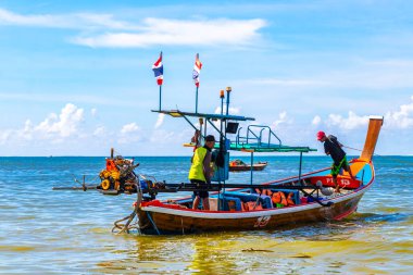 Kathu Bölgesi Phuket Eyaleti Tayland 13. Ekim 2025, Patong Sahili Phuket Adası Tayland Phuket Adası 'ndaki açık mavi turkuaz su ve deniz manzaralı sahilde uzun kuyruklu tekneler..