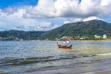 Kathu Bölgesi Phuket Eyaleti Tayland 13. Ekim 2025, Patong Sahili Phuket Adası Tayland Phuket Adası 'ndaki açık mavi turkuaz su ve deniz manzaralı sahilde uzun kuyruklu tekneler..