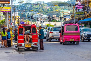 Kathu Phuket Tayland 13 numara. Ekim 2025 İnsanların arabalarıyla ünlü turist caddesi. Palmiye ağaçları. Patong Sahili Phuket Adası Tayland 'daki barlar ve restoranlar..
