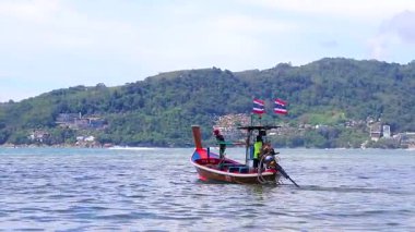 Kathu Bölgesi Phuket Eyaleti Tayland 13. Ekim 2025, Patong Sahili Phuket Adası Tayland Phuket Adası 'ndaki açık mavi turkuaz su ve deniz manzaralı sahilde uzun kuyruklu tekneler..