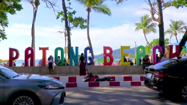 Kathu Bölgesi Phuket Adası Tayland Eyaleti 13. Ekim 2025 Renkli Patong Plajı harfleri Phuket Adası 'nın güney Tayland sahilindeki şehir tabelasına hoş geldiniz diyor..