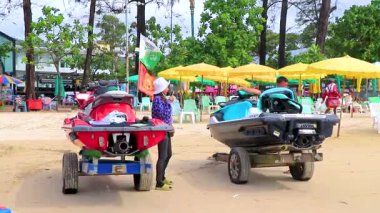 Kathu Phuket Tayland 10 numara. Ekim 2025 Güneydoğu Asya 'da Patong Sahili Kathu Bölgesi Phuket Adası Güney Tayland' da turistler için jet ski ve turkuaz mavi su.