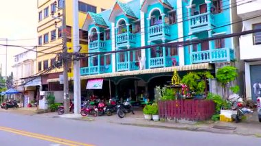 Kathu Phuket Tayland 08. Ekim 2025 İnsan arabaları, motosikletler palmiye ağaçları Patong Sahili Phuket Adası Tayland 'daki barlar ve restoranlar..