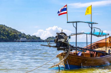 Kathu Bölgesi Phuket Eyaleti Tayland 13. Ekim 2025, Patong Sahili Phuket Adası Tayland Phuket Adası 'ndaki açık mavi turkuaz su ve deniz manzaralı sahilde uzun kuyruklu tekneler..