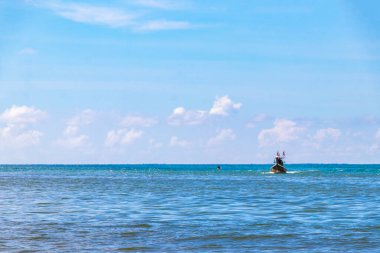 Kathu Bölgesi Phuket Eyaleti Tayland 13. Ekim 2025, Patong Sahili Phuket Adası Tayland Phuket Adası 'ndaki açık mavi turkuaz su ve deniz manzaralı sahilde uzun kuyruklu tekneler..