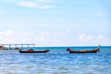 Kathu Bölgesi Phuket Eyaleti Tayland 13. Ekim 2025, Patong Sahili Phuket Adası Tayland Phuket Adası 'ndaki açık mavi turkuaz su ve deniz manzaralı sahilde uzun kuyruklu tekneler..