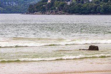 Güneydoğu Asya 'daki Güney Tayland' da Patong Sahili Kathu Bölgesi Phuket Adası Eyaleti 'nde turkuaz mavi su dalgaları ve kayalarla inanılmaz kayalık tropikal manzara manzarası..