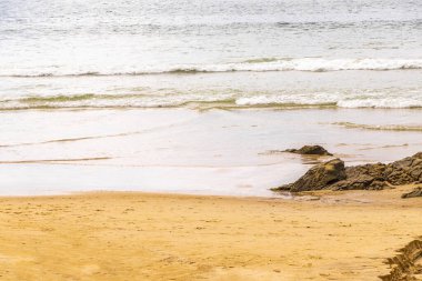 Güneydoğu Asya 'daki Güney Tayland' da Patong Sahili Kathu Bölgesi Phuket Adası Eyaleti 'nde turkuaz mavi su dalgaları ve kayalarla inanılmaz kayalık tropikal manzara manzarası..
