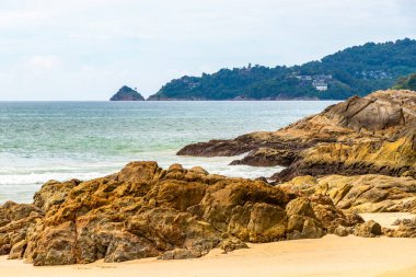 Güneydoğu Asya 'daki Güney Tayland' da Patong Sahili Kathu Bölgesi Phuket Adası Eyaleti 'nde turkuaz mavi su dalgaları ve kayalarla inanılmaz kayalık tropikal manzara manzarası..