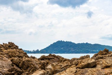 Güneydoğu Asya 'daki Güney Tayland' da Patong Sahili Kathu Bölgesi Phuket Adası Eyaleti 'nde turkuaz mavi su dalgaları ve kayalarla inanılmaz kayalık tropikal manzara manzarası..