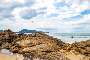 Güneydoğu Asya 'daki Güney Tayland' da Patong Sahili Kathu Bölgesi Phuket Adası Eyaleti 'nde turkuaz mavi su dalgaları ve kayalarla inanılmaz kayalık tropikal manzara manzarası..