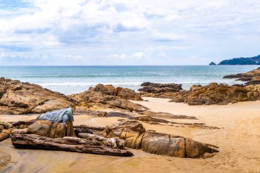 Güneydoğu Asya 'daki Güney Tayland' da Patong Sahili Kathu Bölgesi Phuket Adası Eyaleti 'nde turkuaz mavi su dalgaları ve kayalarla inanılmaz kayalık tropikal manzara manzarası..