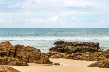 Güneydoğu Asya 'daki Güney Tayland' da Patong Sahili Kathu Bölgesi Phuket Adası Eyaleti 'nde turkuaz mavi su dalgaları ve kayalarla inanılmaz kayalık tropikal manzara manzarası..