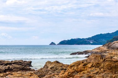 Güneydoğu Asya 'daki Güney Tayland' da Patong Sahili Kathu Bölgesi Phuket Adası Eyaleti 'nde turkuaz mavi su dalgaları ve kayalarla inanılmaz kayalık tropikal manzara manzarası..