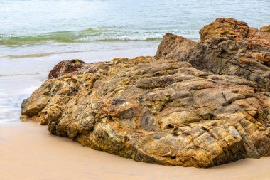 Güneydoğu Asya 'daki Güney Tayland' da Patong Sahili Kathu Bölgesi Phuket Adası Eyaleti 'nde turkuaz mavi su dalgaları ve kayalarla inanılmaz kayalık tropikal manzara manzarası..