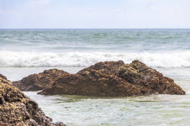 Güneydoğu Asya 'daki Güney Tayland' da Patong Sahili Kathu Bölgesi Phuket Adası Eyaleti 'nde turkuaz mavi su dalgaları ve kayalarla inanılmaz kayalık tropikal manzara manzarası..