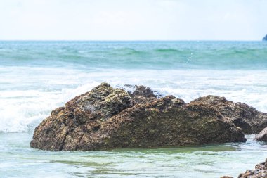 Güneydoğu Asya 'daki Güney Tayland' da Patong Sahili Kathu Bölgesi Phuket Adası Eyaleti 'nde turkuaz mavi su dalgaları ve kayalarla inanılmaz kayalık tropikal manzara manzarası..