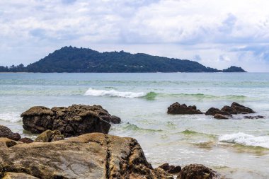 Güneydoğu Asya 'daki Güney Tayland' da Patong Sahili Kathu Bölgesi Phuket Adası Eyaleti 'nde turkuaz mavi su dalgaları ve kayalarla inanılmaz kayalık tropikal manzara manzarası..