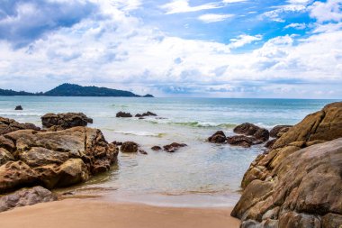 Güneydoğu Asya 'daki Güney Tayland' da Patong Sahili Kathu Bölgesi Phuket Adası Eyaleti 'nde turkuaz mavi su dalgaları ve kayalarla inanılmaz kayalık tropikal manzara manzarası..