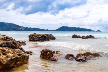 Güneydoğu Asya 'daki Güney Tayland' da Patong Sahili Kathu Bölgesi Phuket Adası Eyaleti 'nde turkuaz mavi su dalgaları ve kayalarla inanılmaz kayalık tropikal manzara manzarası..