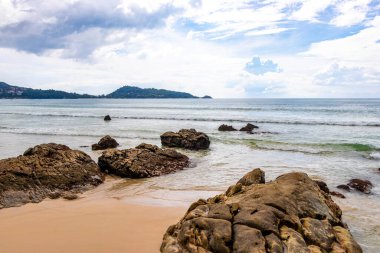 Güneydoğu Asya 'daki Güney Tayland' da Patong Sahili Kathu Bölgesi Phuket Adası Eyaleti 'nde turkuaz mavi su dalgaları ve kayalarla inanılmaz kayalık tropikal manzara manzarası..